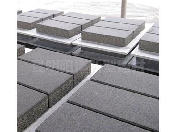 生態(tài)透水磚所需基礎工程對比傳統(tǒng)鋪路，哪種更節(jié)約？昆明陽博水泥制品廠家告訴你