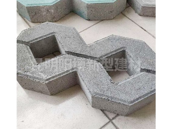 昆明八字植草磚在園林設(shè)計(jì)中的應(yīng)用優(yōu)勢(shì)有哪些呢？
